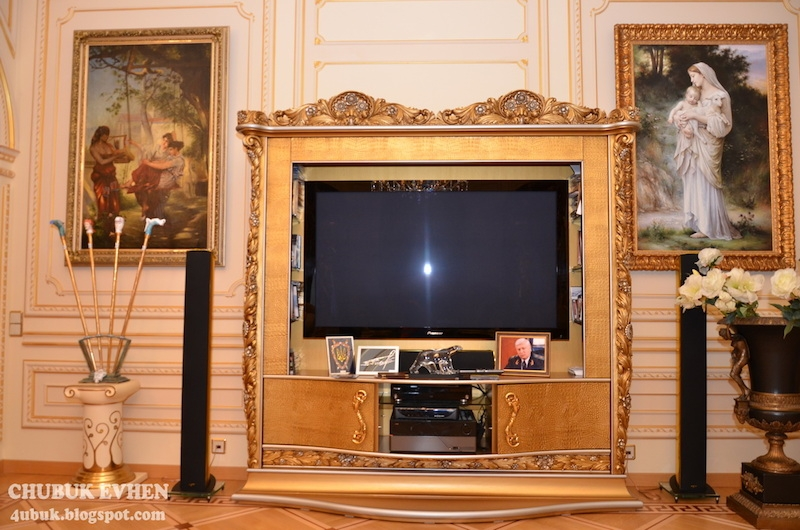 Illustration for article titled Tour the Opulent, Evacuated McMansions of Ukraine's Fallen Leaders
